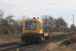 DB Netz/Infrago 741 328 kn�ttert bei Kaarst der auf einem offenbarer Stelle stehender Fotograf vorbei am 21 Februar 2025.