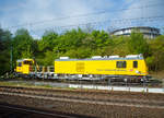   Das Instandhaltungsfahrzeug  Leit- und Sicherungstechnik (LST) 740 102 (D-DB 99 80 9120 003-5) der DB Netz AG, abgestellt am 06.05.2017 Bahnhof Kassel-Wilhelmshöhe (aufgenommen aus einem Zug