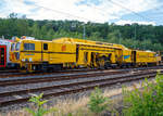   Die Plasser & Theurer Universalstopfmaschine UNIMAT 09-4x4/4S (Kombinierte Gleis- und Weichenstopfmaschine), Schweres Nebenfahrzeug Nr.