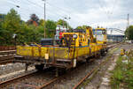Der mit Gleisbaumaterial beladenen Gleiskraftwagenanhänger Kla 03, Bauart 031, Kleinwagen Nr.