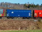 Vierachsiger Drehgestell-Flachwagen mit verschiebbarem Planenverdeck und Lademulden f�r Coiltransporte, 35 81 4677 172-2 A-RCW, der Gattung Shimmns-ttu, eingestellt durch die Rail Cargo Wagon -