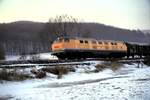 Aufgrund der heutigen Wintersituation, möchte ich die damals heftigere und länger anhaltende Situation zeigen: die Strecke der Hersfelder Kreisbahn bei Hatting am 09.03.1987. Die dünnen Grashalme sind mit eine relativ dicken Eisschicht überzogen.  Die HEG Nr.30 ex V 320 bzw. 232 001, ein Einzelstück befährt die Strecke mit einem Güterzug. 