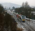 Nachschu�: Stadler GTW 2/6 der Hellertalbahn kommt am 09.02.2012, bei ganz leichtem Schneefall, von Neunkirchen und f�hrt gleich in den Bahnhof Herdorf ein.