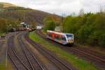   Ein Stadler GTW 2/6 der Hellertalbahn hat das Einfahrtsignal passiert und erreicht gleich den Bahnhof Herdorf (14.04.2014).