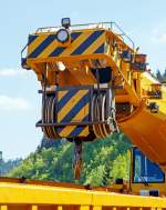   Detailbild von vorne:   Das obere Ende von Teleskopausleger, die Kranflasche und der Kranhaken, von dem 125t -KIROW Gleisbauschienenkran KRC 810 T der Hering Bau (Burbach), Schweres Nebenfahrzeug