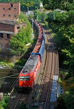 185 589-9 der HGK (H�fen und G�terverkehr K�ln AG) mit einem sehr langen Ganzzug von leeren VTG Selbstentladewagen (Falns) und am Schluss waren dann noch 2 Class 66 (JT42CWR) Lokomotiven der Ascendos