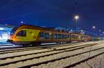   Siegen Hbf by Night: Der 5-teiliger Stadler FLIRT 429 543 / 429 042 der HLB (Hessischen Landesbahn) ist am 08.02.2013 (0:17 Uhr) beim Hbf Siegen abgestellt.