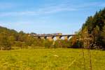   Ein 5-teiliger Flirt der HLB (Hessischen Landesbahn) als RE 99 Main-Sieg-Express (Siegen-Gie�en-Frankfurt am Main), f�hrt am 02.10.2014 �ber den Rudersdorfer Viadukt in Richtung Frankfurt am Main.