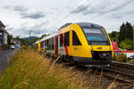 Zwei gekuppelte LINT (ein LINT 27 und ein LINT 41, somit wohl ein LINT 68 der HLB (Hessische Landesbahn) fahren am 11 Juni 2026, als RB 90  Westerwald-Sieg-Bahn  (Siegen - Betzdorf - Au - Altenkirchen - Westerburg), und erreichen bald den Bahnhof Kirchen/Sieg. Vorne der f�hrende VT 208 (95 80 0640 108-6 D-HLB) ein Alstom Coradia LINT 27 und hinten der VT 253 (95 80 0648 153-4 D-HEB / 95 80 0648 653-3 D-HEB) ein Alstom Coradia LINT 41. 