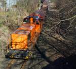 �bergabefahrt der Kreisbahn Siegen-Wittgenstein (KSW): Lok 42, eine Vossloh G 1700 BB, zieht einen G�terzug in Richtung Betzdorf, hier am 26.03.2012 in Herdorf, kurz hinter dem Stellwerk