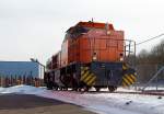 Die Lok 42 (eine MaK 1700 BB) der KSW (Kreisbahn Siegen-Wittgenstein) dr�ckt einem G�terzug mit Rundstahl beladenen Res-Wagen, am 18.03.2013 in Burbach/Siegerland, auf dem Werksanschlu� zum dem