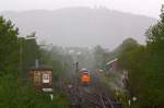 Heute (07.05.2014) als gab es einen Wolkenbruch als gerade die Lok 44  (271 004-4) - eine MaK G 1000 BB der Kreisbahn Siegen-Wittgenstein (KSW) mit ihrem Coil-Güterzug den Bahnhof Herdorf