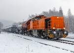   Die Lok 46 (92 80 1277 807-4 D-KSW) der Kreisbahn Siegen-Wittgenstein (KSW) fährt am 02.02.2015, bei Schneefall, mit ihrem Übergabe-Güterzug von Herdorf via Betzdorf nach Kreuztal