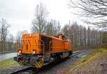 Die Lok 46 (92 80 1277 807-4 D-KSW) der Kreisbahn Siegen-Wittgenstein (KSW) steht am 15.02.2016, bei leichtem Schneefall, auf dem  Pfannenberg (Neunkirchen-Salchendorf) wieder zur Talfahrt bereit.
