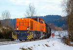   Die frisch revidierte Lok 42 (92 80 1277 902-3 D-KSW) der Kreisbahn Siegen-Wittgenstein (KSW), eine Vossloh MaK G 1700 BB, am 27.01.2017 mit einem beladenen Coil-Güterzug (Teleskophaubenwagen