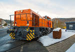   Die frisch revidierte Lok 42 (92 80 1277 902-3 D-KSW) der Kreisbahn Siegen-Wittgenstein (KSW), eine Vossloh MaK G 1700 BB, fährt am 27.01.2017 mit einem beladenen Coil-Güterzug