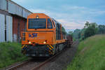 Lange war ich auf der Jagd nach diesem Gz, jetzt hab ich ihn :-)

Die Lok 43 (92 80 1273 018-2 D-KSW), eine G2000 BB der Kreisbahn Siegen-Wittgenstein, durchfährt hier Lützel in Richtung der Erndtebrücker Eisenwerke. Diesen Güterzug gibt es jeden Morgen und 2x die Woche abends, nämlich montags und donnerstags. So wie hier, am Donnerstag, den 07.06.2018 abends gegen 20:30 Uhr.