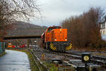 Die KSW 44 (92 80 1271 004-4 D-KSW) die MaK G 1000 BB der KSW (Kreisbahn Siegen-Wittgenstein) kommt am 29.01.2021 mit einem Schüttgutwagen der Gattung Tds 937 aus Burbach-Würgendorf, in
