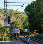 Die KSW 47 (92 80 1271 027-5 D-KSW), ex D 2 der HFM, eine Vossloh G 1000 BB der KSW (Kreisbahn Siegen-Wittgenstein), f�hrt am 17 September 2024 mit einem �bergabeg�terzug (leere Wagen) durch
