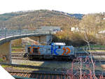 Die KSW 47 (92 80 1271 027-5 D-KSW), ex D 2 der HFM, eine Vossloh G 1000 BB der KSW (Kreisbahn Siegen-Wittgenstein), hat am 27 März 2025 in Herdorf ihre Arbeit vollbracht, nun geht es gleich