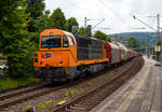 Die KSW 43 (92 80 1273 018-2 D-KSW), die asymmetrische Vossloh G 2000 BB der KSW (Kreisbahn Siegen-Wittgenstein) fährt am 07 Juli 2025, mit einem beladen Coilzug, durch den Bahnhof Kirchen (Sieg)