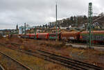 Geführt von der KSW 44 (92 80 1271 004-4 D-KSW), eine MaK G 1000 BB, fährt am 04 Dezember 2025 die KSW (Kreisbahn Siegen-Wittgenstein), im Sandwich mit einem sehr langen und schweren