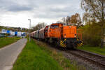 Ein langer und schwerer Coilzug im Sandwich der Kreisbahn Siegen-Wittgenstein fährt am 16 April 2026 in Neunkirchen-Struthütten auf der Freien Grunder Eisenbahn (KSW-Infrastruktur) in