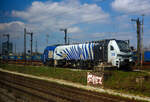 Die an die LOKOMOTION Gesellschaft f�r Schienentraktion mbH (M�nchen) vermietete Stadler EURO 9000 - 2019 310-2 (90 80 2019 310-2 D-ELP) der ELP - European Loc Pool AG (Frauenfeld/CH) steht am 02 April 2025 in M�nchen/Ost. Aufnahme aus einem Zug heraus.

Die sechsachsige Lok wurde 2023 von Stadler Rail Valencia S.A.U. in Albuixech (Spanien) unter der Fabriknummer 4072 gebaut und an die ELP - European Loc Pool AG in Frauenfeld (CH) ausgeliefert.

Die Stadler EURO 9000 ist eine Co'Co'- DualModeLok, unter Oberleitung hat sie eine gewaltige Leistung am Rad von 9.000 kW (12.236 PS), eine Anfahrzugkraft von 500 kN und eine Dauerzugkraft 430 kN. Im Dieselbetrieb betr�gt die Leistung immerhin noch 1.900 kW (2.582 PS).
