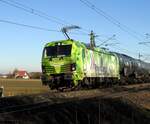 192 034 der Rhein Cargo Nr.3004, eine Siemens Smartron mit Ökostrom Werbung in Neu-Ulm Pfuhl am 09.02.2022.
