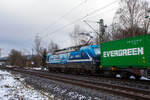 Die an die RTB Cargo vermietete Siemens Vectron MS - 6193 945-3 (91 80 6193 945-3 D-ELOC) der ELL - European Locomotive Leasing (Wien) fährt am 30 Januar 2026 mit einem Containerzug durch Eiserfeld in Richtung Siegen. Im Hintergrund die 105 m hohe Siegtalbrücke der A45 (Sauerlandlinie). Die SIEMENS Vectron MS - 6.4 MW wurde 2022 von Siemens in München-Allach unter der Fabriknummer 22989 gebaut. Sie ist in der Variante A10-7i ausgeführt und hat so die Zulassungen für Deutschland, Österreich, Polen, Tschechien, Slowakei, Ungarn, Niederlande und Rumänien (D / A / PL / CZ / SK / H / NL und RO). So besitzt die Variante MS A10 folgende Zugsicherungssysteme: ETCS BaseLine 3, sowie für Deutschland (PZB90 / LZB80 (CIR-ELKE I)), für Österreich (ETCS Level 1 mit Euroloop, ETCS Level 2, PZB90 / LZB80), für Polen (SHP), für Tschechien und die Slowakei (LS (Mirel)), für Ungarn (ETCS Level 1, EVM (Mirel)) für die Niederlande (ETCS Level 1, ETCS Level 2, ATB-EGvV) und für Rumänien (PZB90).