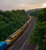 Luftbild von der Brücke auf die Plasser & Theurer Bettungsreinigungsmaschine RM 95-800 W, Schweres Nebenfahrzeug Nr. 99 80 9414 001-4 D-MWGB, der MGW Gleis- und Weichenbau-Gesellschaft mbH & Co. KG (Berlin) wartet am 14 Juli 2013 in (Burbach-) Würgendorf auf ihren Einsatz auf der Hellertalbahn (KBS 462), hinten rechts der Bahnhof. Vor der Maschine stehen noch einige Plasser & Theurer Materialförder- und Siloeinheiten MFS 100 der Schweerbau, die im Einsatz, von der Bettungsreinigungsmaschine mit nicht verwendbaren Altschotter (Abraum), befüllt werden.