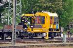 Rottenwagen mit Kranarm D-SPAG 99 80 9610 028-9 mit 3 4-achsigen Rungenwagen in Ulm am 11.05.2023.