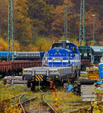 Die sehr neue SPITZKE DE18-SP-302 / 4185 302-1 (92 80 4185 302-1 D-SLG) eine dieselelektrische Vossloh DE 18 der SPITZKE SE steht am 08 November 2025 hinter einem Res-Wagen im Rbf Betzdorf/Sieg.