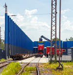 S�dwestfalen Container-Terminal GmbH (SWCT), Kreuztal Ubf, den 03.06.2019:  Ein KLV-Zug, bestehend Gelenk-Taschenwagen der Gattung Sdggmrs (Typ T3000e),  wird mittels Reachstacker beladen.
