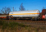 Vierachsiger 113 m³ Drehgestell-Druckgaskesselwagen, 37 80 7813 216-8 D-VTG, der Gattung Zags (mit Sonnendach), der VTG (Hamburg) am 07.02.2023 im Zugverband bei einer Zugdurchfahrt in