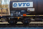 Detailbild von dem vierachsigen 34 m³ Drehgestell Kesselwagen mit Bremserbühne, 33 80 7874 648-8 D-VTG, der Gattung Zaces, der VTG Rail Europe GmbH (Hamburg), abgestellt am 21.02.2023 in