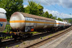 Vierachsiger Drehgestell 122 m³ Druckgaskesselwagen mit Sonnenschutzdach, 37 80 7824 094-2 D-VTG, der Gattung Zags (R), der VTG AG (Hamburg), laut Anschrift und Gefahrgut-Warntafel (23/1965)