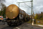 Vierachsiger 71 m³ Drehgestell-Kesselwagen 37 80 7834 779-6 D-VTG, der Gattung Zacens, der VTG (Hamburg) vermietet an Henkel, am 11 November 2025 im Zugverband (Zugschluss), eingereiht in den