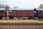 Der zweiachsige  gedeckte Umbau-Güterwagen der Gattung Gklms 207, MKO 025  (49 80 120 0 360-0 D-MKO), abgestellt am 14 März 2024 auf dem Museumsareal der MKO - Museumseisenbahn