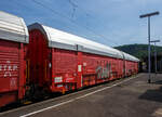 Vierachsiger zweigliedriger (2 x 2) geschlossener Doppelstock-Autotransportwaggon (Gedeckter Doppelstockwagen für den Fahrzeugtransport), 45 80 2909 075-0 D-TWA der Gattung/Bauart Hccrrs 332 der TWA - TRANSWAGGON GmbH (Hamburg), am 18 Juni 2025 im Zugverband bei einer Zugdurchfahrt in Betzdorf/Sieg. Der Wagen ist ein ehemaliger Wagen der DB Cargo Logistics GmbH, ex DB Schenker ATG und war dort geführt als 45 80 2909 075-0 D-ATG, ist aber hier wieder an die DB Cargo Logistics GmbH vermietet.

Die Wagen wurden 2000 von Coros gebaut. 

Diese Wagen dienen dem witterungsgeschützten Transport von PKW und bieten durch die vollständig geschlossene Bauweise auch Schutz vor Vandalismus-Schäden an den PKW. Die obere Ladeebene sowie das Dach sind, je nach Höhe der zu transportierenden PKW, höhenverstellbar und haben so je nach dem das Umgrenzungsprofil (nach UIC 505-1) G1 oder G2. Dieser Wagen wird hier im höheren Umgrenzungsprofil G2 gefahren, was man deutlich an den Markierungen mit Pfeilen an den Säulen erkennen kann.  

TECHNISCHE DATEN:
Gattung: Hccrrs 332 (TWA-Typ HCR)
Spurweite: 1.435 mm (Normalspur)
Anzahl der Achsen: 4
Länge über Puffer: 27.400 mm
Achsabstände: 9.000 mm / 4.400 mm / 9.000 mm (Ges. 22.400 mm)
Laufraddurchmesser: 760 mm (neu) / 680 mm (abgenutzt)
Länge der Ladefläche: 26.160 mm (Unterdeck) / 25.870 mm (Oberdeck)
Innenbreite (Ladefläche): 2.860 mm (unten) / 2.760 mm (oben)
Fußbodenhöhe über Schienenoberkante (unten): 850 mm
Höhe über Schienenoberkante (einstellbar): 4.291 mm (G1) oder 4.606 mm (G2)
Tragfähigkeit: Unterdeck 13 t / Oberdeck 12 t (max. Radlast 700 kg)
Eigengewicht: 35.700 kg
Max. Zuladung: 25,0 t (ab Streckenklasse A)
Höchstgeschwindigkeit: 100 km/h (beladen) / 120 km/h (leer)
Bremse: KP-GP-A (LL), max. 52 t
Bremssohle: IB 116
Handbremse: Ja 
Kleinster befahrbarer Gleisbogenhalbmesser: R = 100 m 
Intern. Verwendungsfähigkeit: RIV

Die Bedeutung der Gattungs- und Kennbuchstaben (hier Hccrrs):
H = Gedeckter Wagen in Sonderbauart
cc = mit Stirnwandtüren und Inneneinrichtung für Kraftfahrzeugtransport
rr = Wageneinheit
s = Höchstgeschwindigkeit 100 km/h (beladen)
