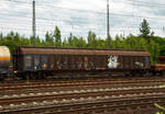 Ein recht langer vierachsiger großräumiger Drehgestell-Schiebewandwagen, 31 80 277 7 022-7 D-DB, der Gattung Habbills 346, der DB Cargo AG ist am 18.06.2017 im Gbf Koblenz-Lützel angestellt.

Güterwagen mit vier Radsätzen (in 2 Drehgestellen), zweiteiligen Aluminium-Schiebewänden und acht verriegelbaren Trennwänden. Diese großräumigen Wagen sind mit Schiebewänden ausgerüstet, die von einer Person bewegt werden können. Im geöffneten Zustand ist der Zugang zur halben Ladefläche von beiden Seiten möglich.

Be- und Entladen mit Gabelstaplern ist damit sowohl von einer Rampe als auch von ebener Erde möglich. Die Wagen sind für eine schonende Beförderung hochempfindlicher Güter verschiedener Art mit der Transportschutzeinrichtung  Verriegelbare Trennwände  ausgestattet, durch die der Wagenraum in einzelne Kammern unterteilt wird. Die verriegelbaren Trennwände rasten in Lochleisten alle 45 mm im Fußboden und am Obergurt des Wagens ein.

Die Wagen besitzen ein oben geführtes und unten auf Rollen laufendes Schiebewandsystem. Das Schiebewandsystem gestattet ein zum Wagenkasten paralleles Führen der Wand beim gesamten Öffnungs- und Schließvorgang. Die Betätigungsgestänge für das Schiebewandsystem befinden sich an den Stirnwänden.

Das Untergestell ist als Schweißkonstruktion hergestellt und besteht aus zwei durchlaufenden Außenlangträgern und Querträgern, die die Langträger verbinden und auf denen die Kräfte aus Fußboden und Nutzlast über Fußbodenträger abgesetzt werden. Der Fußboden besteht aus 45 mm dicken Kiefernbohlen und ist zum Befahren mit Gabelstaplern für eine Belastung von max. 2,2 t pro Vorderrad zugelassen.

Die Bedeutung der Gattungs- und Kennbuchstaben (hier Habbillns):
H = Gedeckter Wagen in Sonderbauart
a = mit 4 Achsen
bb = Nutzbare Länge über 22 m
i = Schiebewände
ll = mit verriegelbaren beweglichen Trennwänden
n = Lastgrenze über 60 Tonnen
s = für eine Höchstgeschwindigkeit von 100 km/h (beladen) geeignet

TECHNISCHE DATEN:
Erstes Baujahr der Wagen: 1987
Spurweite: 1.435 mm (Normalspur)
Anzahl der Achsen: 4 (in zwei Drehgestellen)
Länge über Puffer: 24.130 mm
Drehzapfenabstand: 18.590 mm
Achsabstand im Drehgestell: 1.800 mm
Laufraddurchmesser: 920 mm (neu)
Ladelänge: 22.122 mm (mit Trennwänden) / 22.866 mm (ohne Trennwände)
Ladebreite: 2.740 mm
Ladefläche: 62,6 m²
Laderaum: 160,0 m³
Fußbodenhöhe von SOK: 1.200 mm
Min. befahrbarer Kurvenradius: R 60 m
Eigengewicht: 31.800 kg
Max. Ladegewicht: 58,0 t (ab Streckenklasse D)
Schiebewandöffnung:  2 x 11.318 mm x 2.800 mm
Höchstgeschwindigkeit: 100 km/h (beladen) / 120 Km/h (leer)
Bauart der Bremse: KE-GP-A (LL)
Feststellbremse: mit Feststellbremse
Art der Lastabbremsung: zweistufig, mechanisch, von Hand umzustellen
Intern. Verwendungsfähigkeit: RIV
