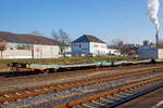 Vierachsige lange Flachwageneinheit mit abgesenktem Fu�boden und Radvorlegern der TRANSWAGGON GmbH, der Gattung Laadkks (TWA 850 RV), UIC 27 80 4348 221-7 D-TWA, abgestellt am 20.01.2019 im Bahnhof