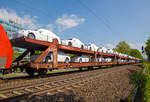   Beladener vierachsiger Doppelstock-Autotransportwagen 25 80 4366 837-9 D-ATG der Gatttung Laaeks 553 der DB Cargo Logistics GmbH (ex ATG Autotransportlogistic GmbH) am 30.04.2019 im Zugverband bei