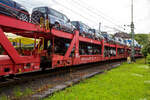 2 x 2 achsiger offener Doppelstock-Autotransportwagen (Wageneinheit) 25 80 4382 063-2 D-ATG der Gattung Laaeffrs 561 der DB Cargo Logistics GmbH (ex ATG Autotransportlogistic GmbH), beladen mit