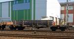 Drehgestellflachwagen mit vier Rads�tzen, Rungen, Stirnwandklappen und klappbaren Ladeschwellen, jedoch ohne Seitenwandklappen, Rmms 664 (3960  821-7 der DB Schenker Rail), hier am 11.02.2011 in