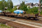 4-achiger Drehgestellflachwagen mit Rungen, Stirnwandklappen und klappbaren Ladeschwellen, jedoch ohne Seitenwandklappen (Gattung Rmms 663) 31 80 3964 236-4 der DB Schenker Rail Deutschland AG, hier