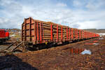 Vierachsiger Drehgestell-Flachwagen für den Holztransport, mit Stirnwänden und Rungen, jedoch ohne Seitenwände, 37 80 3525 303-8 D-DBSNI, der Gattung Roos-t 645, der DB Cargo Logistics