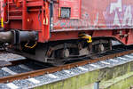 Detailbild eines zweiachsigen G�terwagen-Drehgestells mit Radsatzlast 22,5 t der Bauart LHB 82 (DB BA 589) mit Parabelfedern, hier von dem vierachsiger Drehgestell-Flachwagen mit verschiebbarem Planenverdeck und Lademulden f�r Coiltransporte, 31 80 4671 407-3 D-DB, der Gattung Shimmns-ttu 708.4, der DB Cargo, hier  am 26 September 2024 im Zugverband, auf dem KSW Rbf in Herdorf (Betriebsst�tte Freien Grunder Eisenbahn - NE 447). Aufnahme vom �ffentlichen Geh- und Radweg. Der  Wagen wurde1992 unter der Fabriknummer 1100, das Drehgestell unter der Fabriknummer 42185, von LHB - Linke-Hofmann-Busch GmbH in Salzgitter-Watenstedt gebaut.

TECHNISCHE DATEN des Drehgestells:
Spurweite: 1.435 mm (Normalspur)
Gewicht: ca. 4.800 kg
Achsabstand: 1.800 mm
Max. Achslast: 22,5 t
F�r Wagen (bremstechnisch) bis Geschwindigkeit max. Achslast 22,5 t: 100 km/h
F�r Wagen (lauftechnisch) bis Geschwindigkeit max. Achslast 22,5 t: 120 km/h