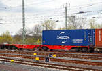 Sechsachsiger Gelenkwagen (Containertragwageneinheit 80´), f�r den Transport von Gro�containern und Wechselbeh�ltern, der Gattung Sggrs 716 (31 80 4850 122-1 D-DB) am 14.04.2018 im Zugverband bei