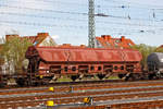 Vierachsiger gedeckter Drehgestell-Sch�ttgutwagen mit dosierbarer Schwerkraftentladung, 31 80 0834 255-8 D-DB, der Gattung Tads 960.1 der DB Cargo am 14.04.2018 im Zugverband bei der Durchfahrt im